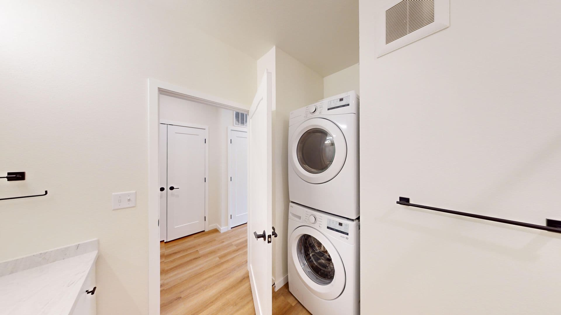 Sioux Falls Apartment: 5120 S Rolling Green Ave