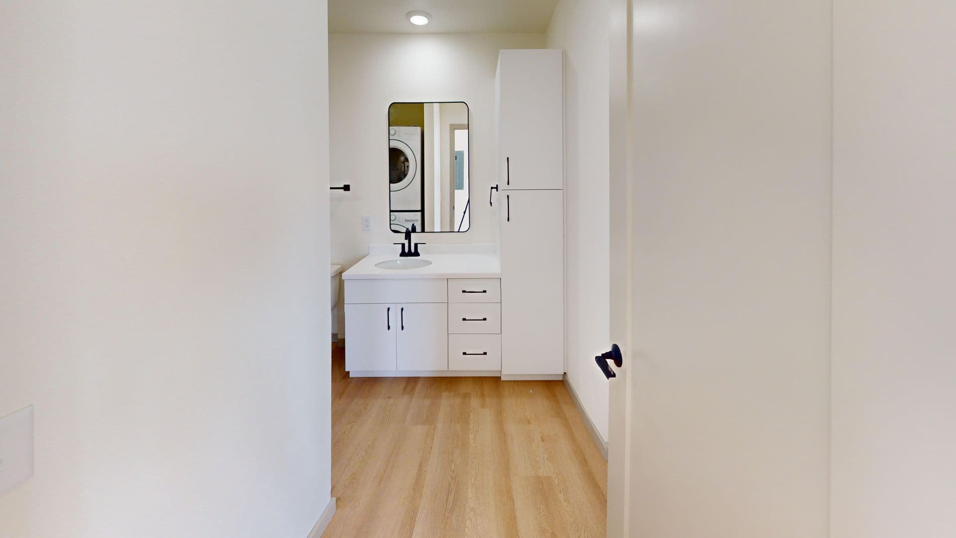 Brandon Apartment: 2401 E Country Club Ave