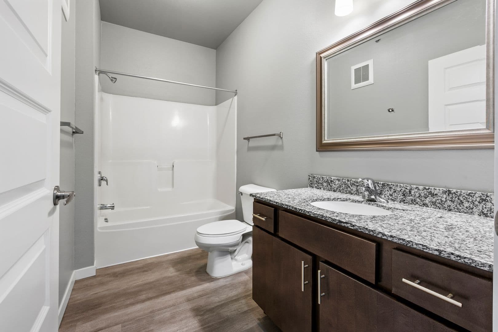 Brookings Apartment: 300 20th St S