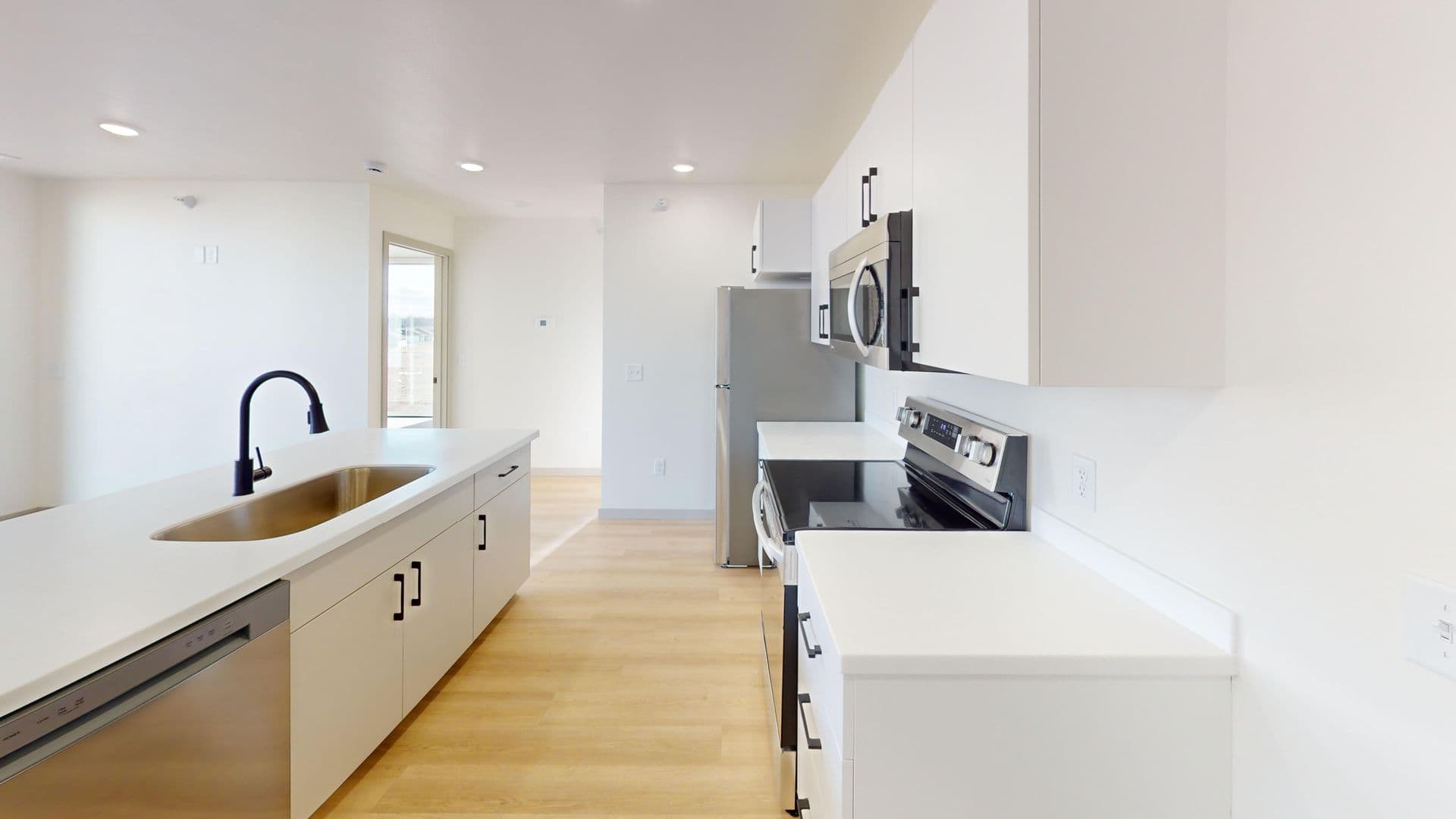 Brandon Apartment: 2401 E Country Club Ave