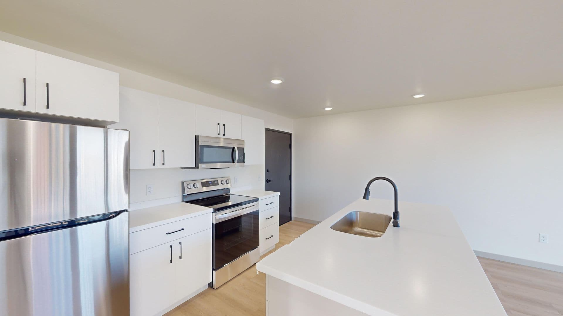 Brandon Apartment: 2401 E Country Club Ave