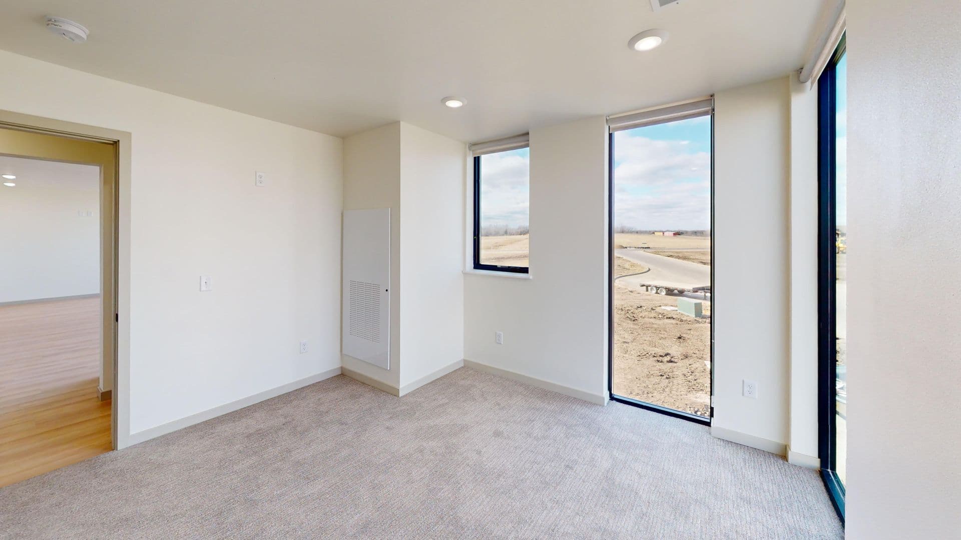 Brandon Apartment: 2401 E Country Club Ave