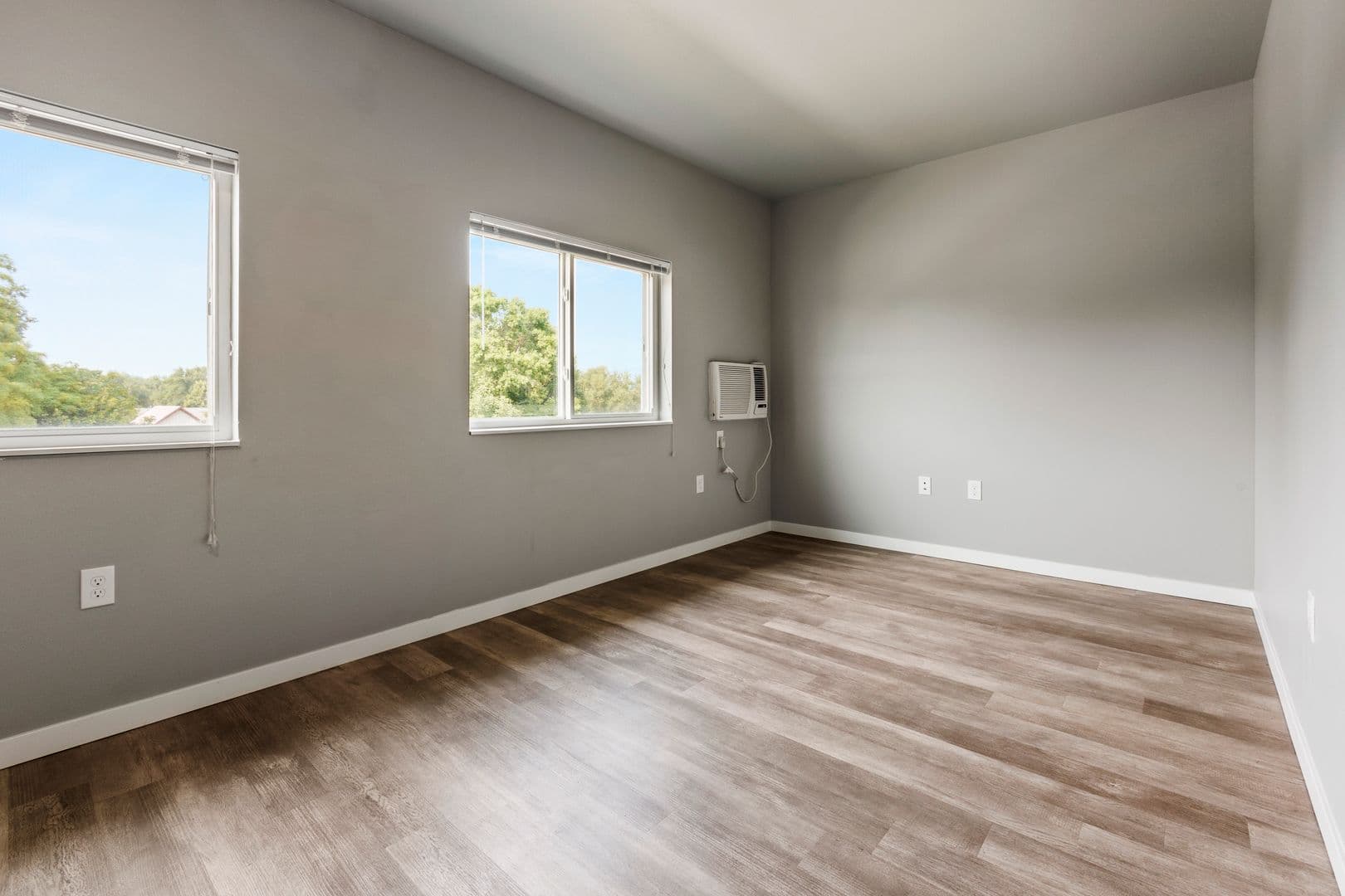 Brookings Apartment: 300 20th St S