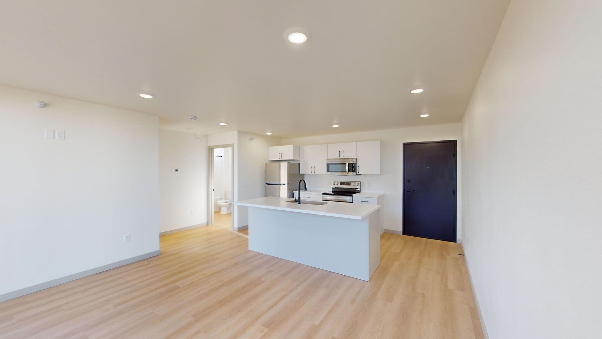 Brandon Apartment: 2401 E Country Club Ave