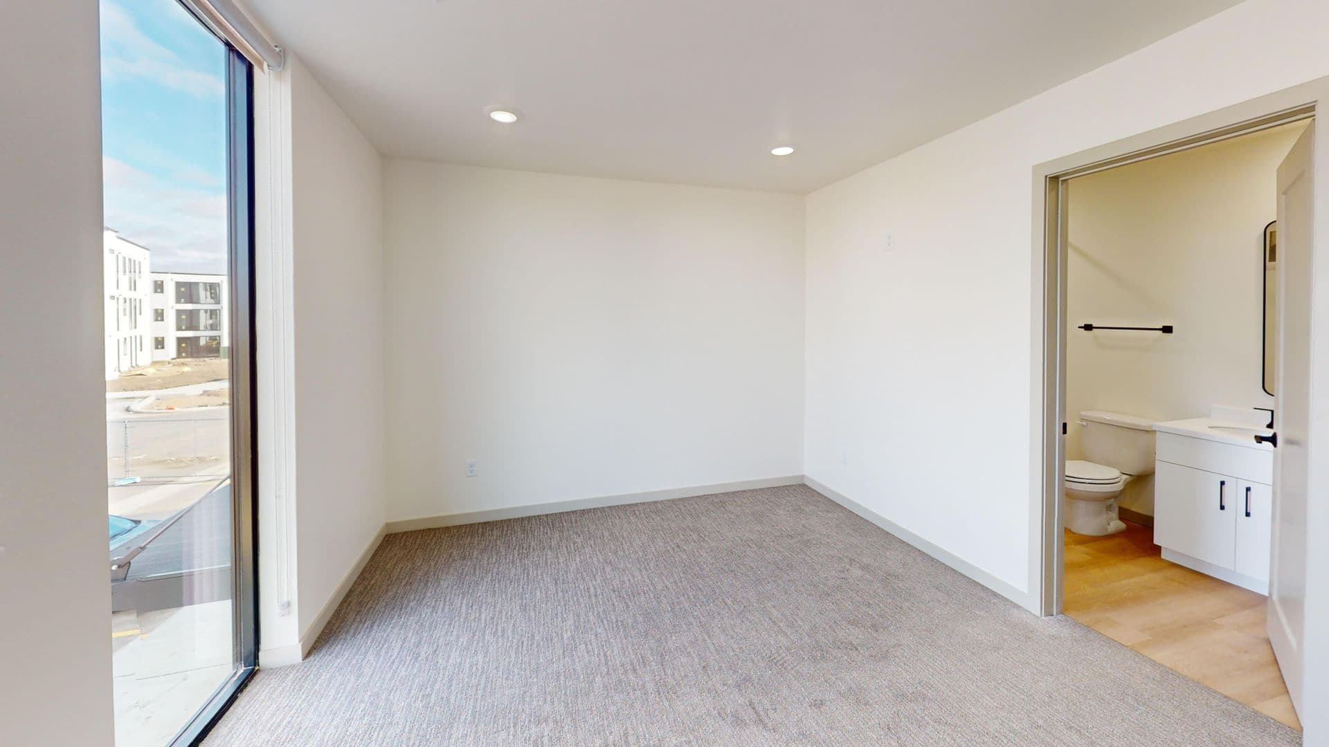 Brandon Apartment: 2401 E Country Club Ave