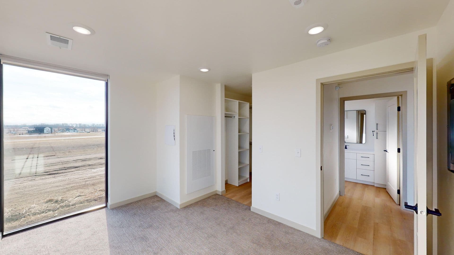 Brandon Apartment: 2401 E Country Club Ave