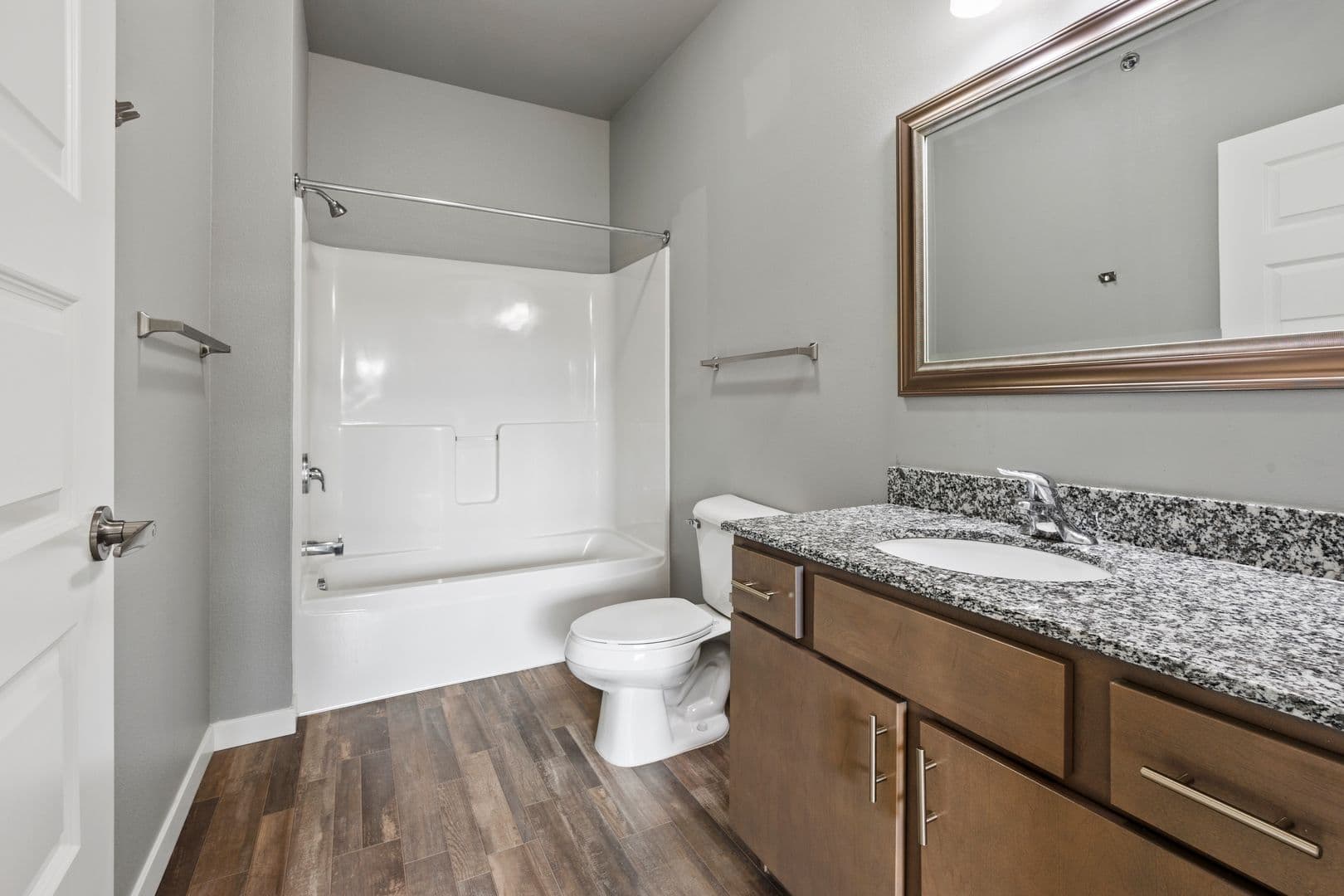 Brookings Apartment: 300 20th St S