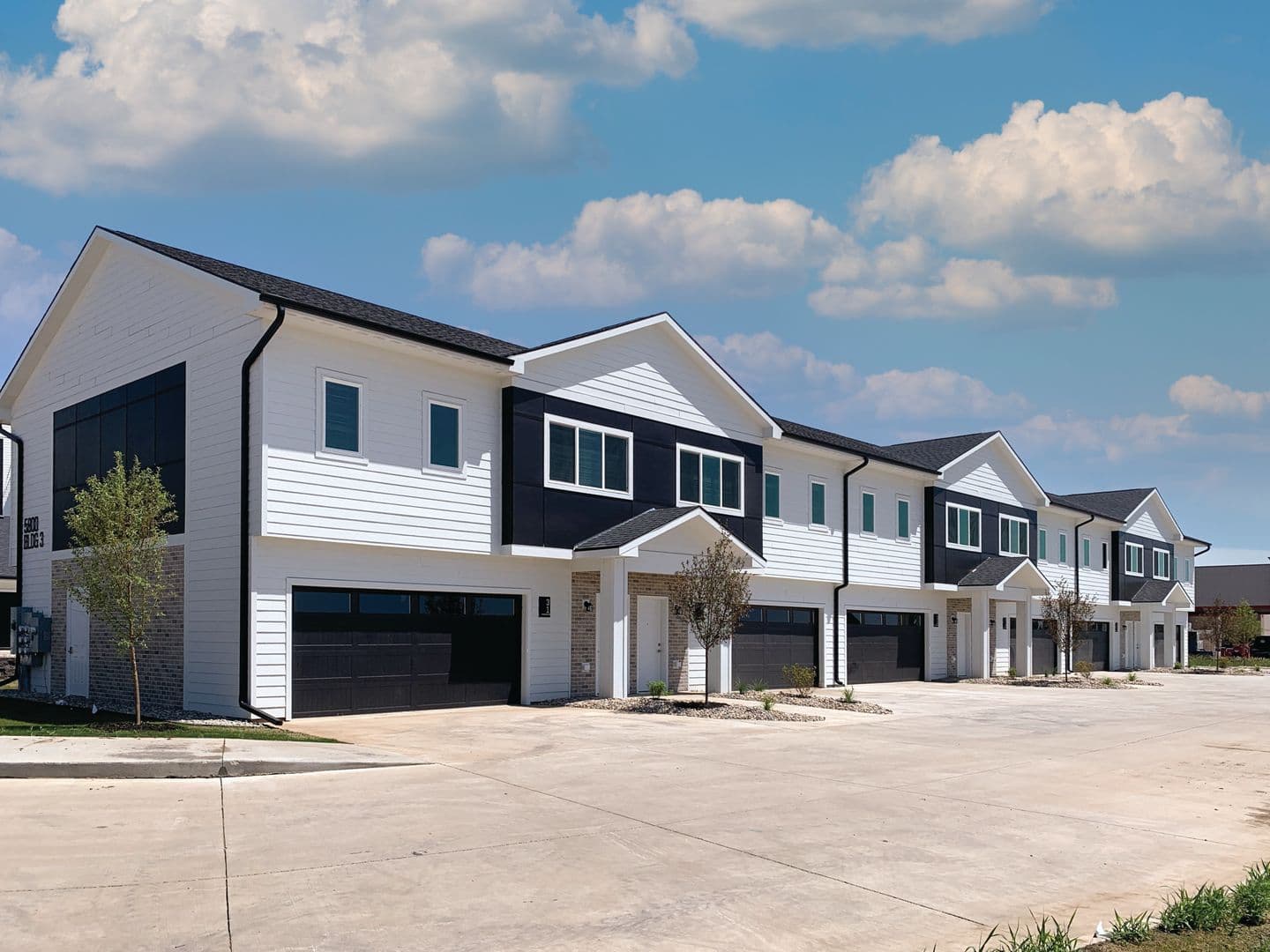 Sioux City Apartment: 5800 Sunnybrook Plaza