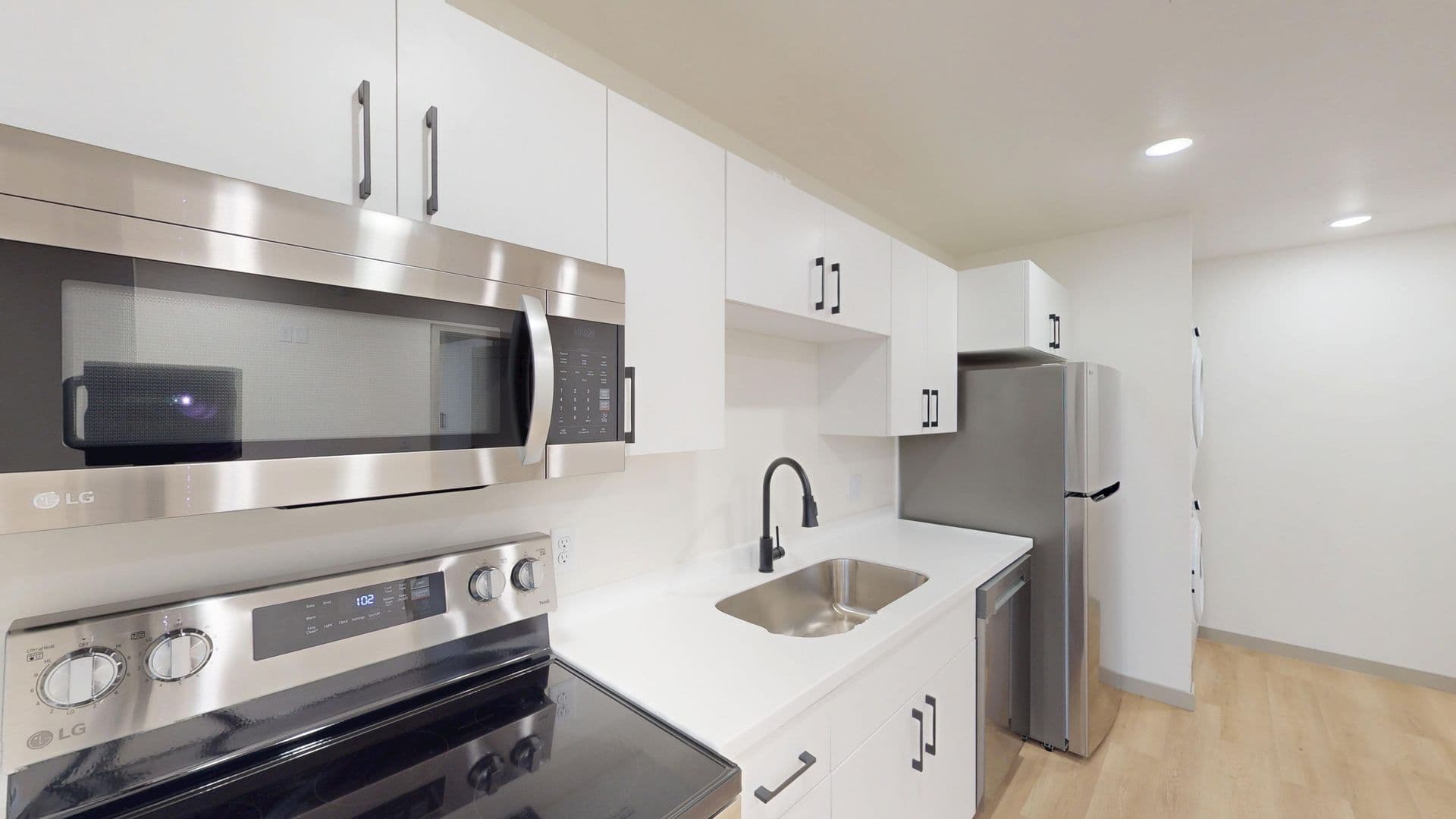 Brandon Apartment: 2401 E Country Club Ave