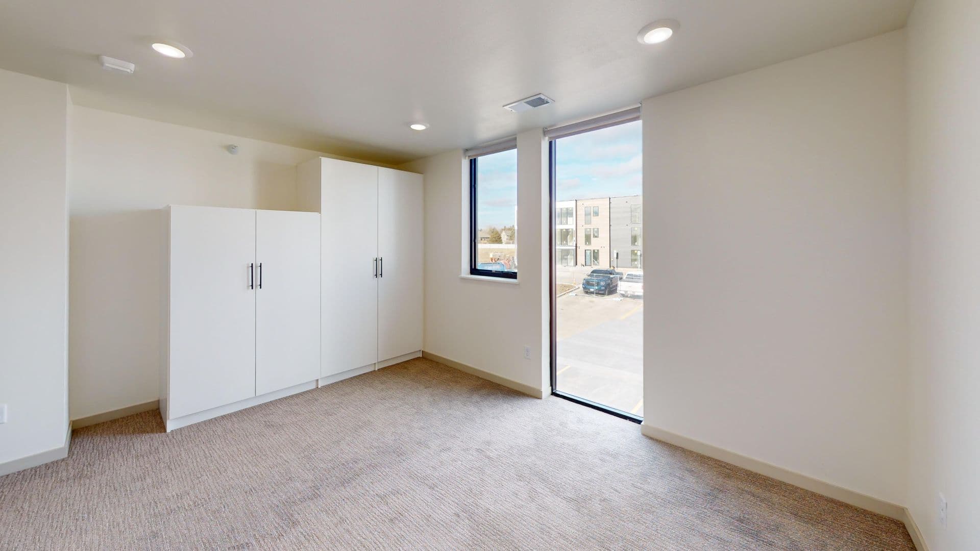 Brandon Apartment: 2401 E Country Club Ave