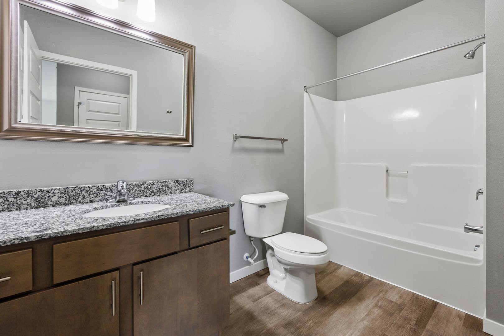 Brookings Apartment: 300 20th St S