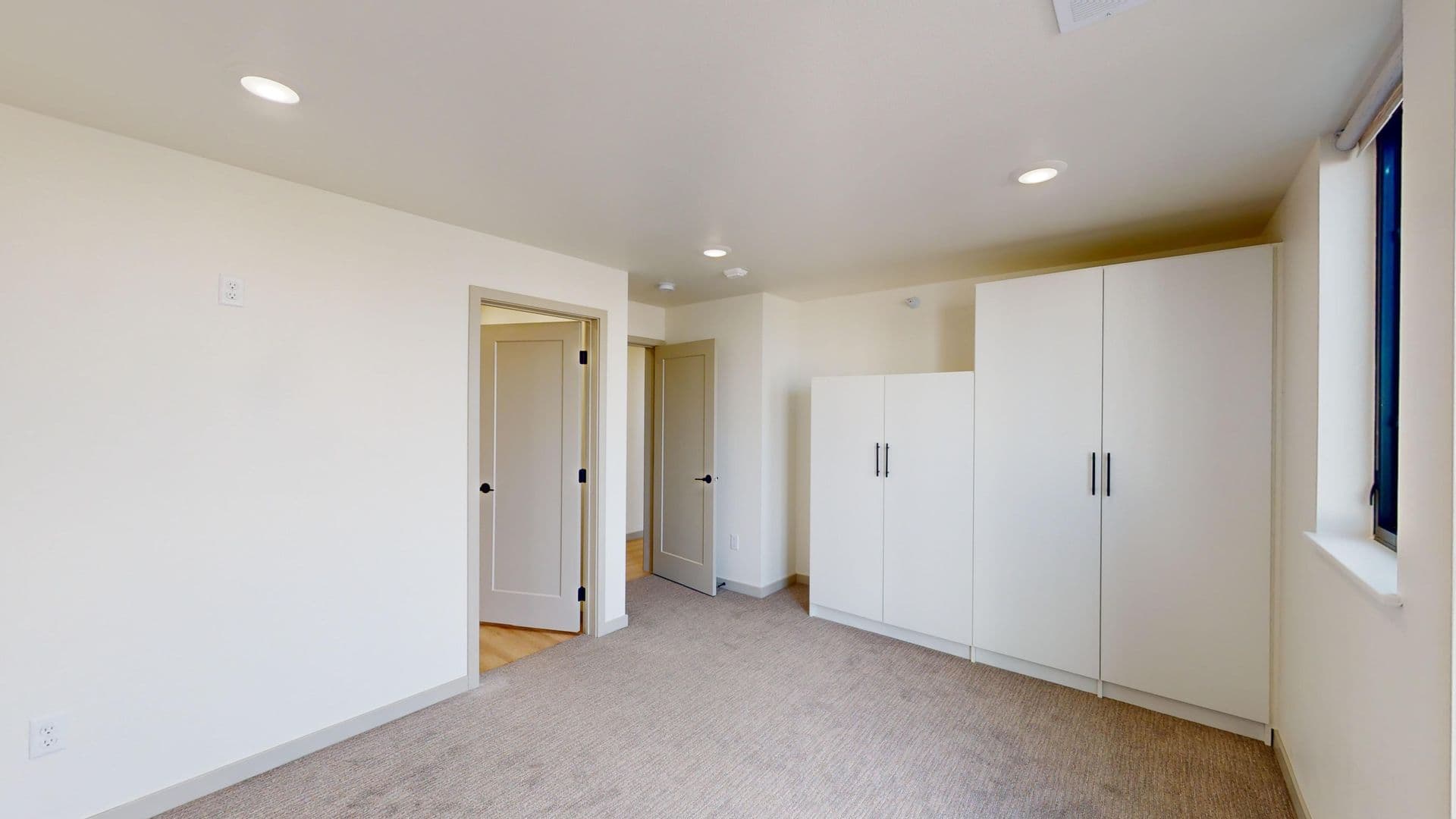 Brandon Apartment: 2401 E Country Club Ave