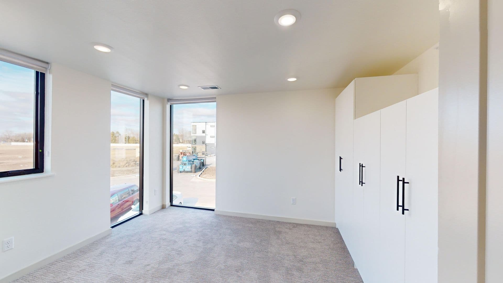 Brandon Apartment: 2401 E Country Club Ave