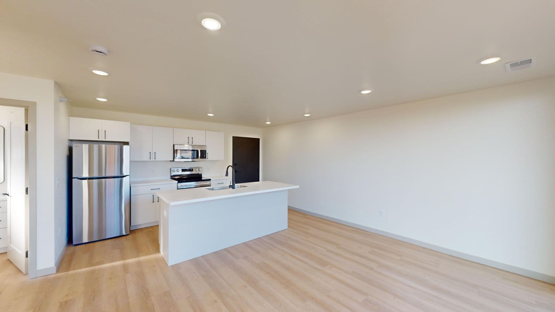 Brandon Apartment: 2401 E Country Club Ave