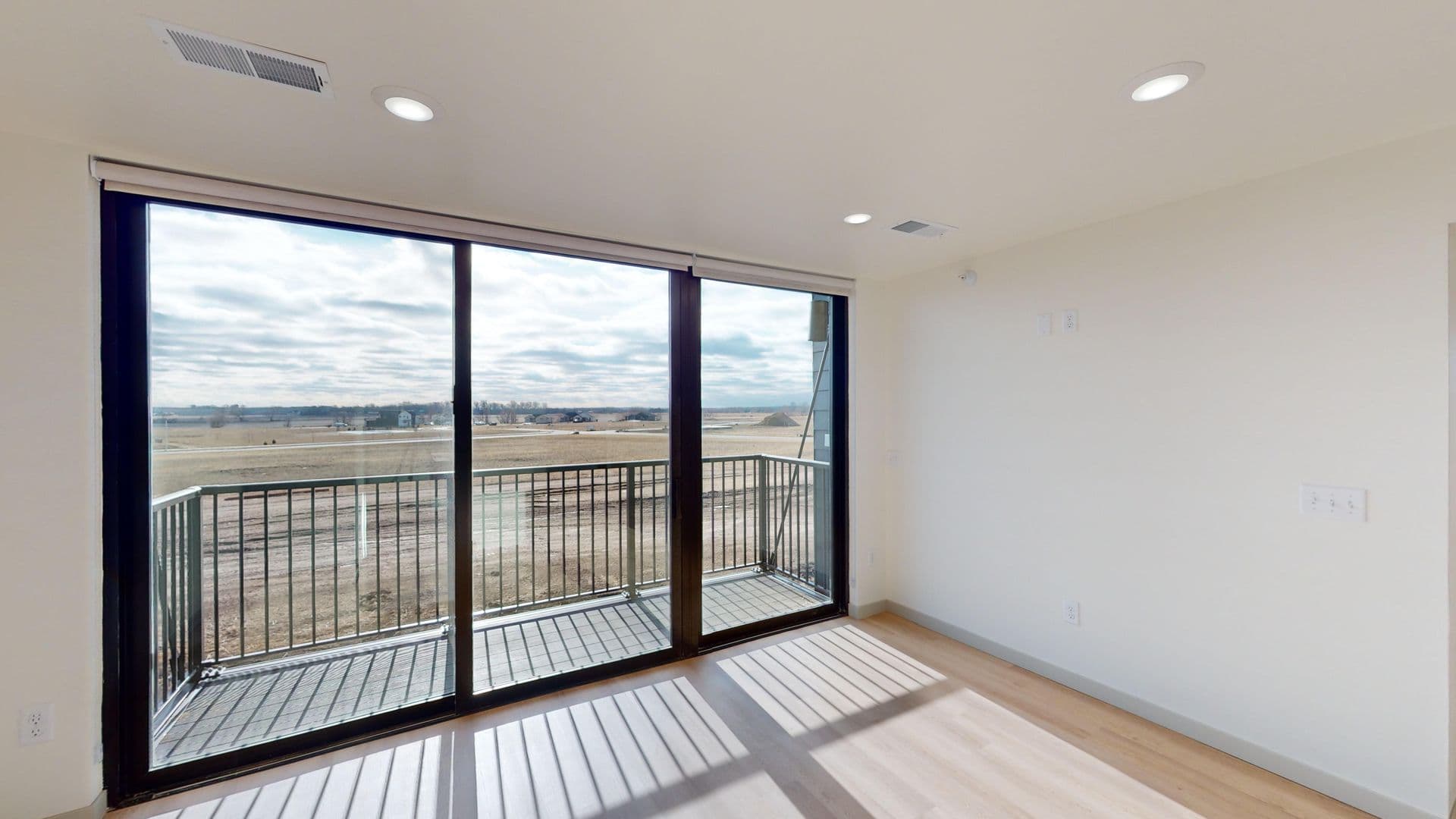 Brandon Apartment: 2401 E Country Club Ave