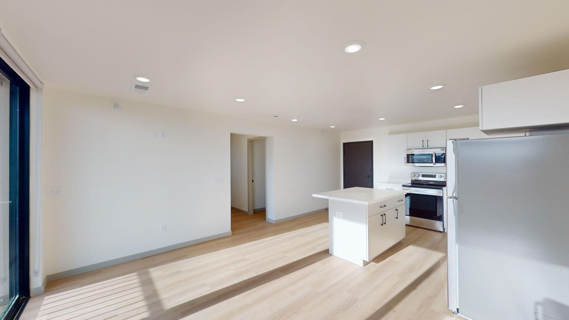 Brandon Apartment: 2401 E Country Club Ave