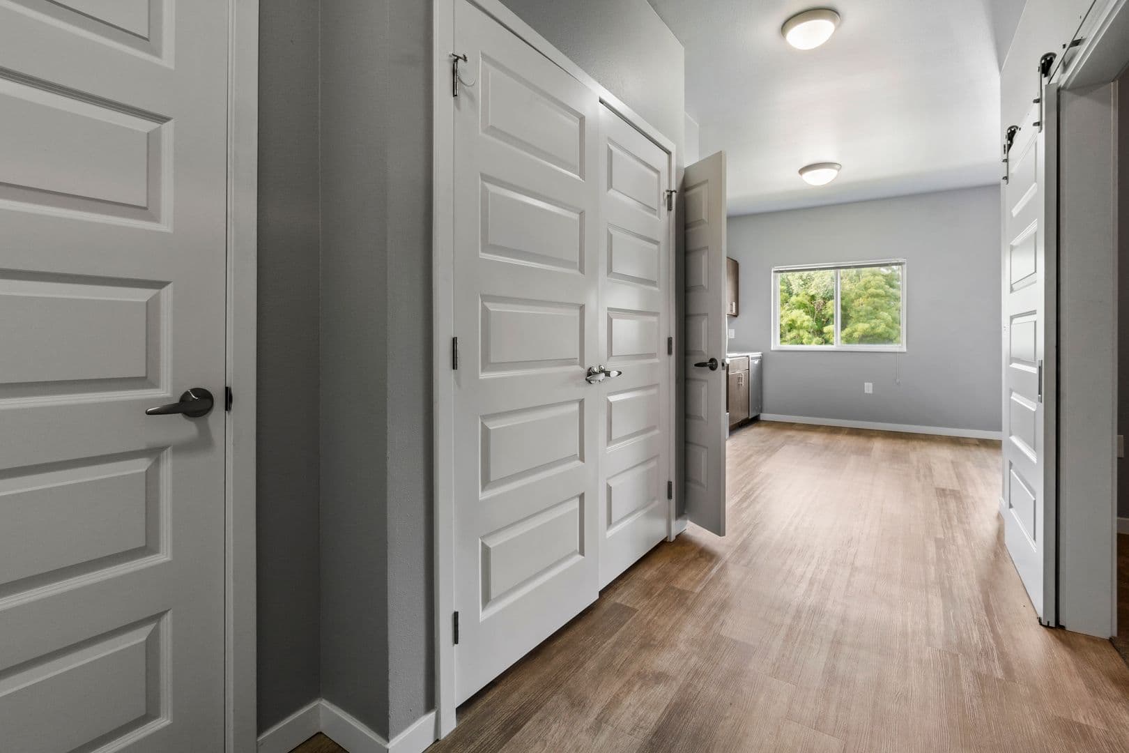 Brookings Apartment: 300 20th St S