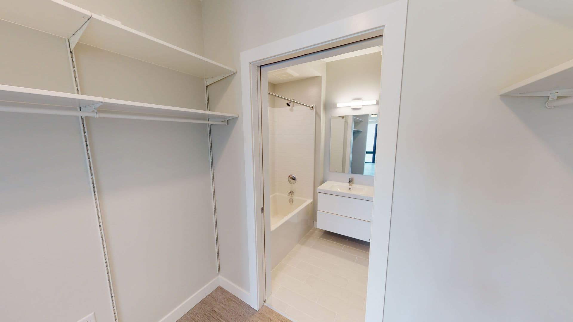 Des Moines Apartment: 2530 University Avenue
