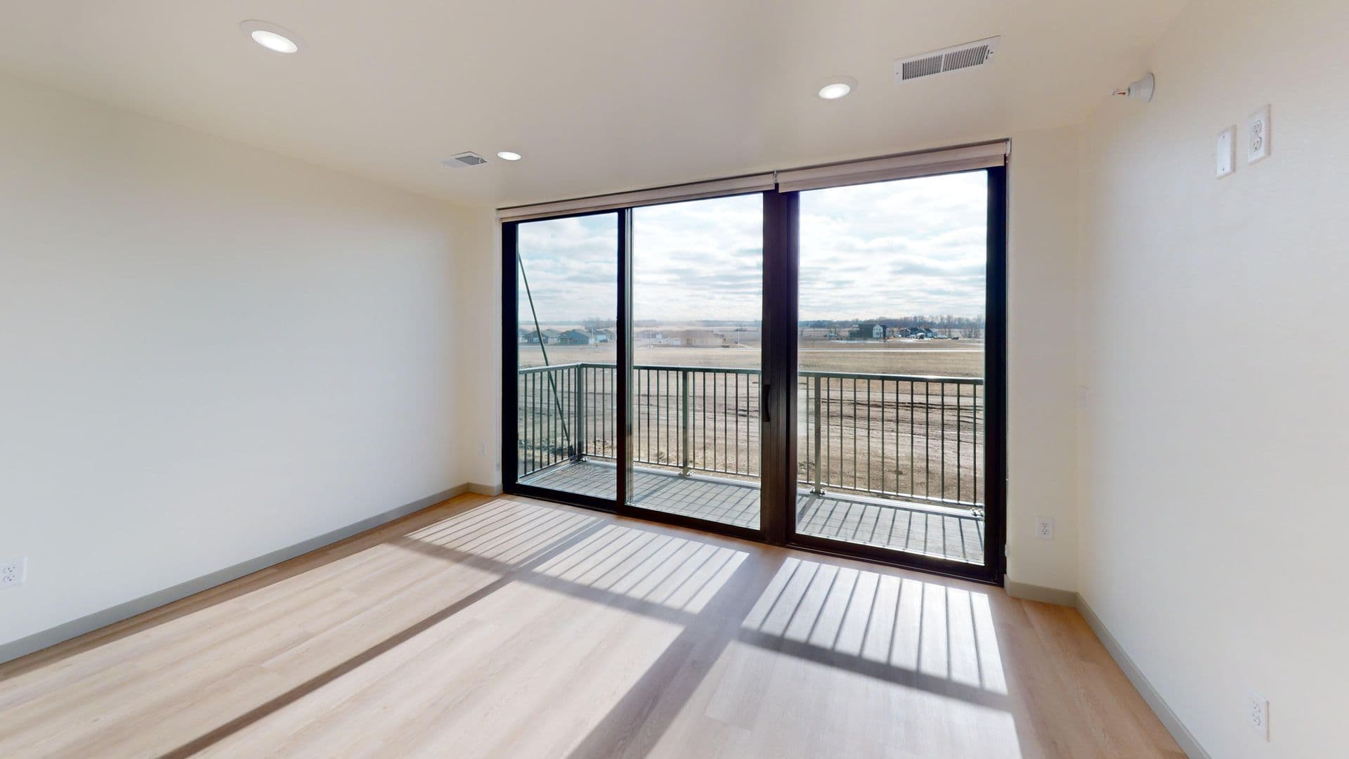 Brandon Apartment: 2401 E Country Club Ave