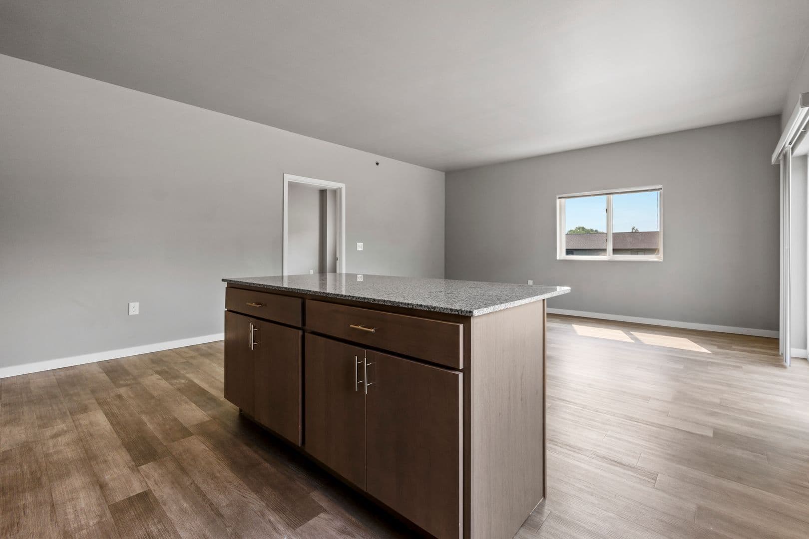 Brookings Apartment: 300 20th St S