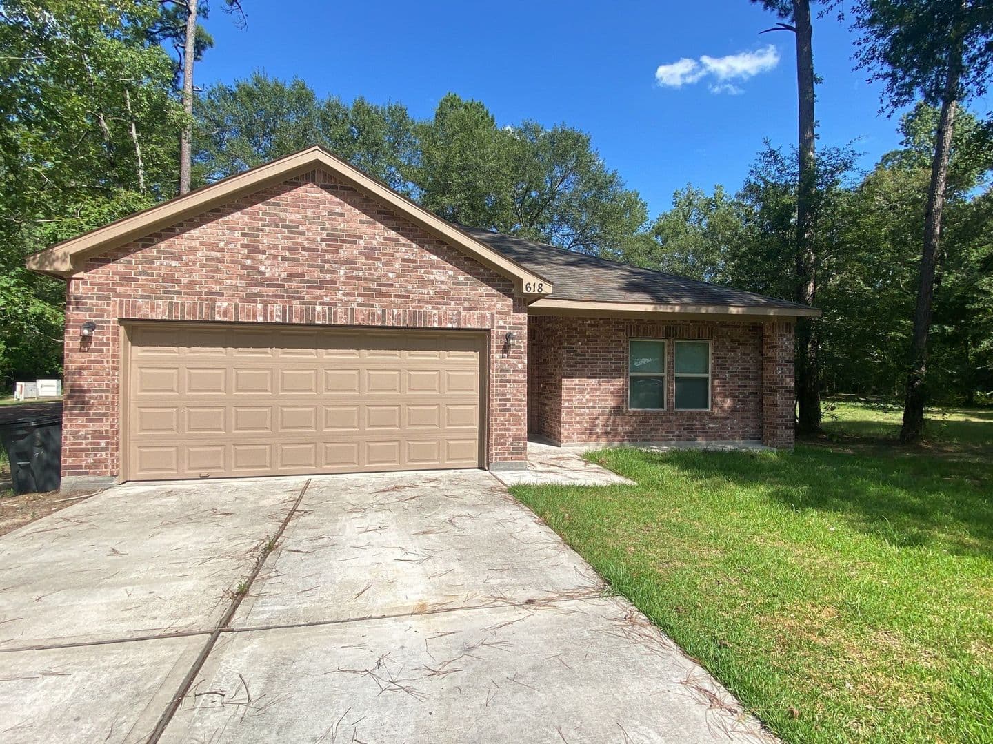 New Caney House: 618 Shady Lake Dr