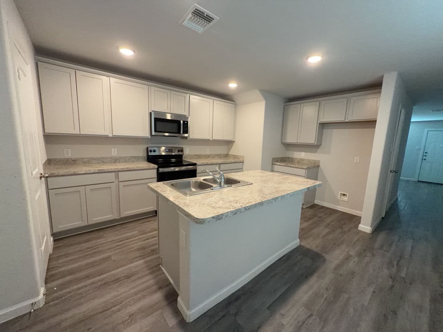 Willis Apartment: 501 Hines Ave