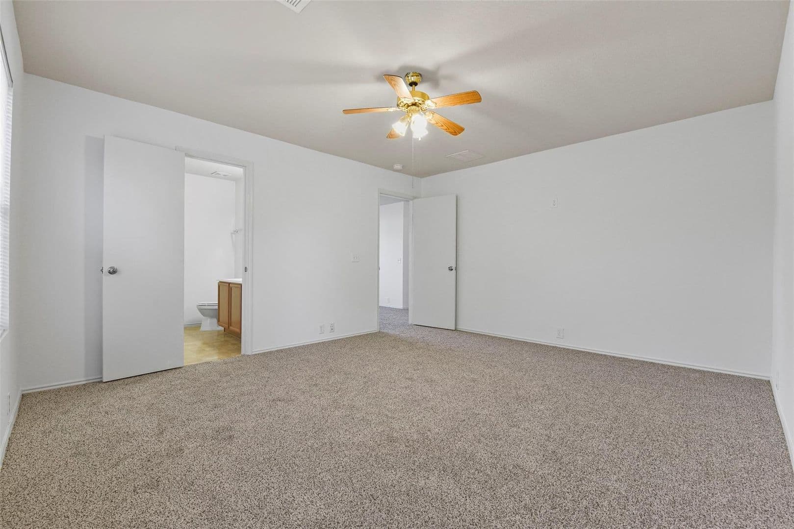 Houston House: 822 Grand Plains Dr