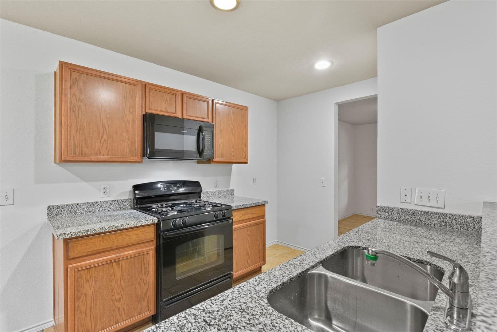 Houston House: 822 Grand Plains Dr