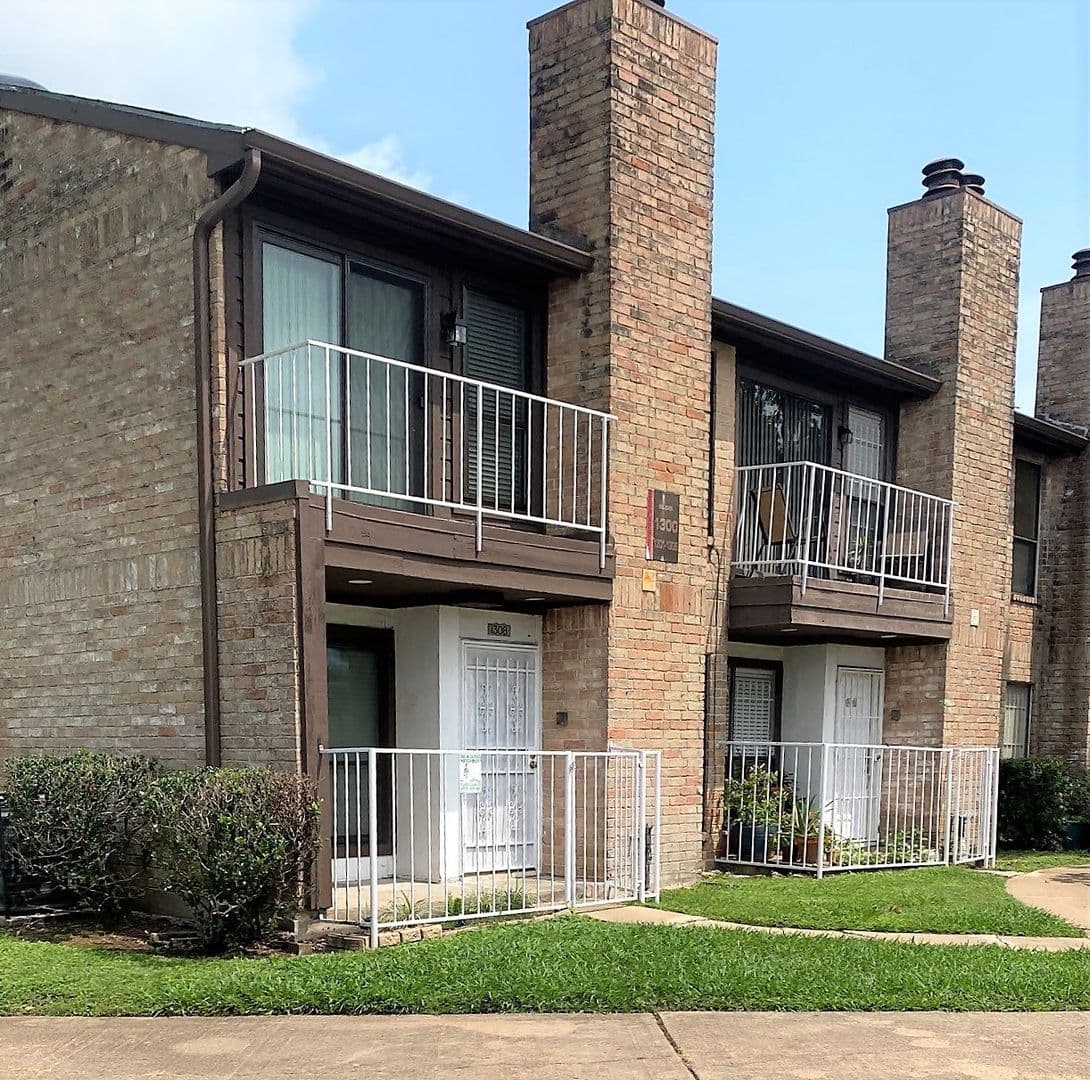 Houston House: 6633 W Airport Blvd #1308