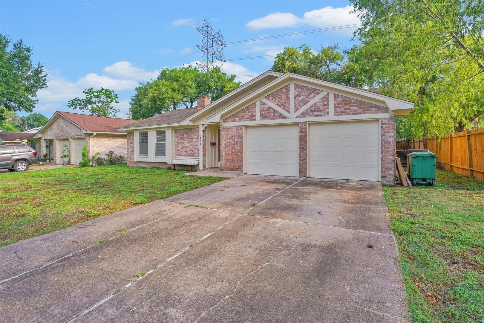 Houston House: 9414 Willow Meadow Dr