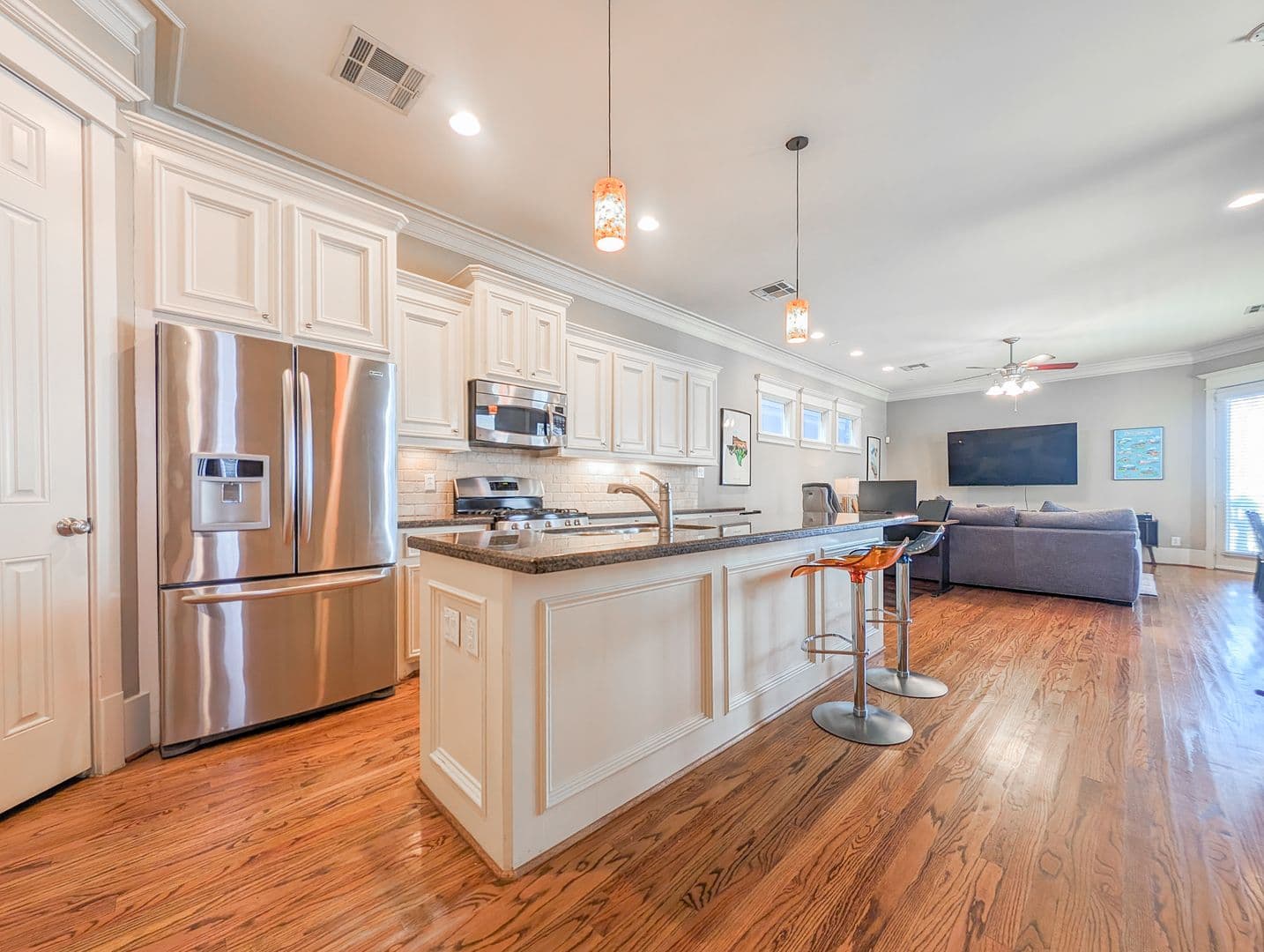 Houston House: 1126 W 17th St Unit B