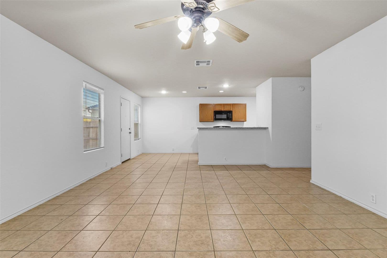 Houston House: 822 Grand Plains Dr