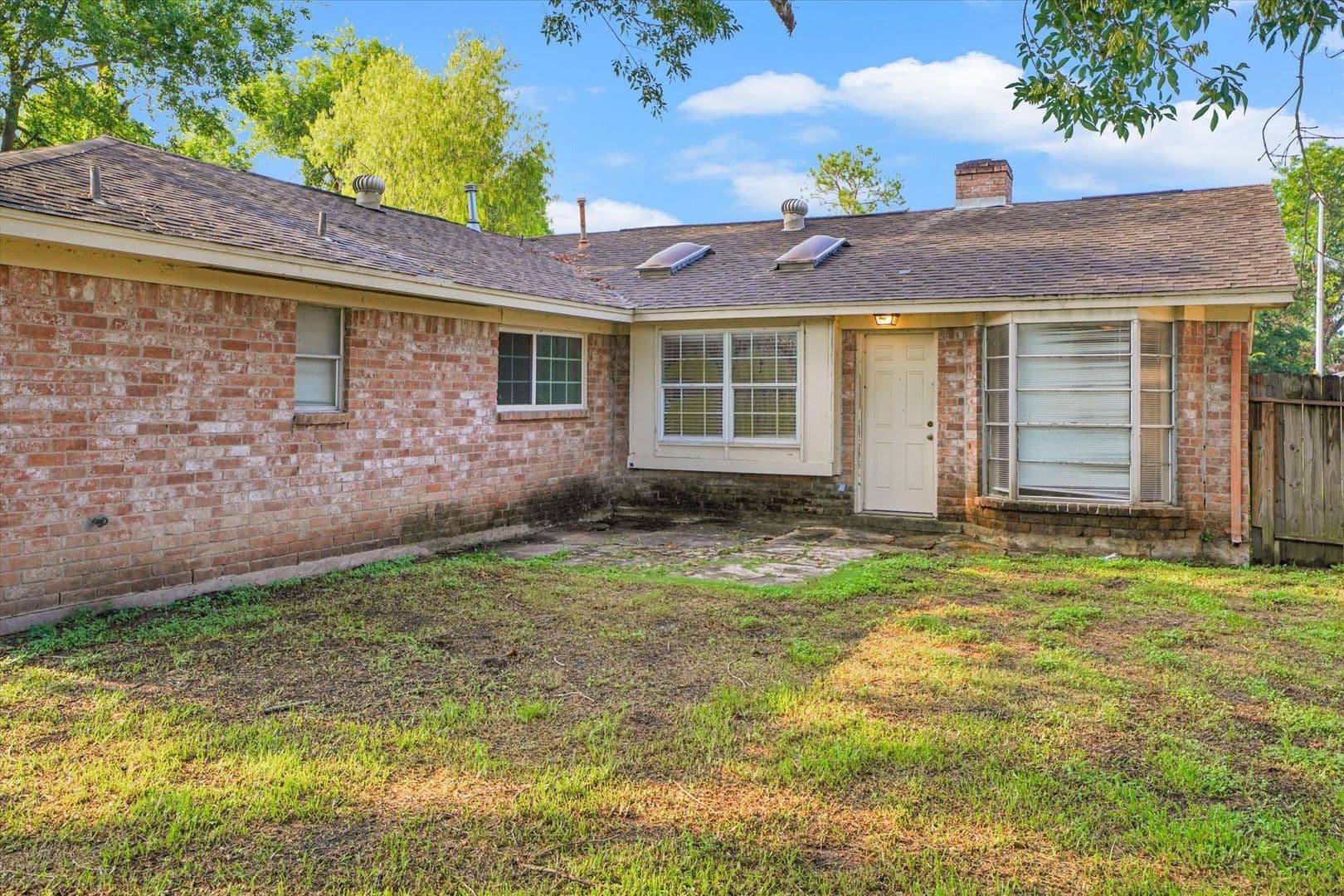 Houston House: 9414 Willow Meadow Dr