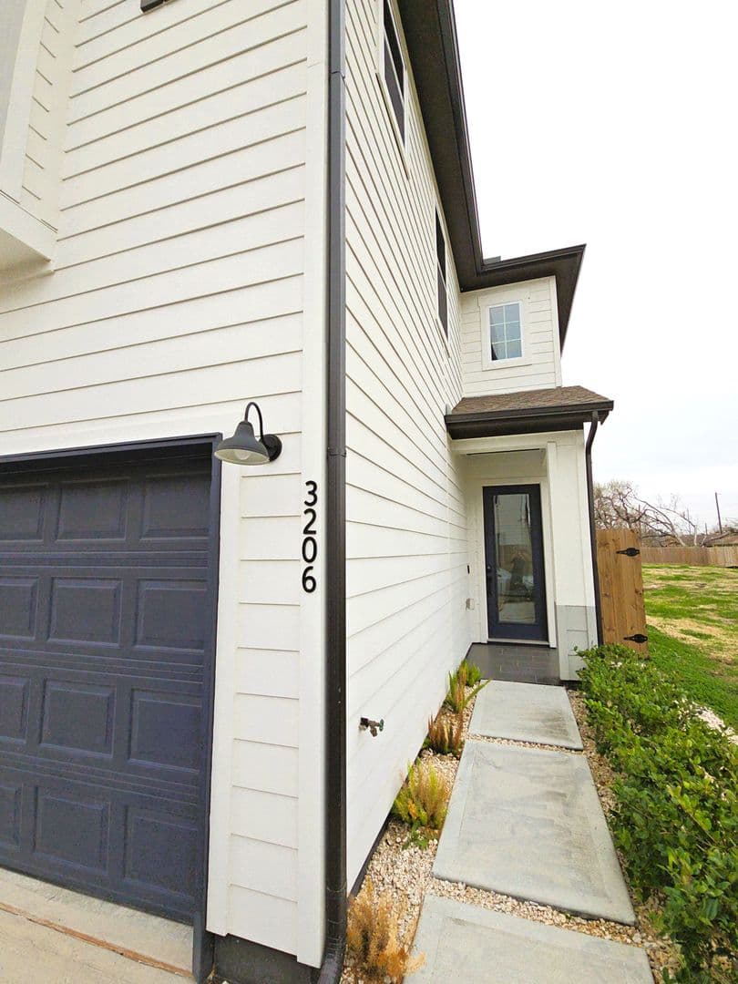 Houston House: 3206 Bostic St.