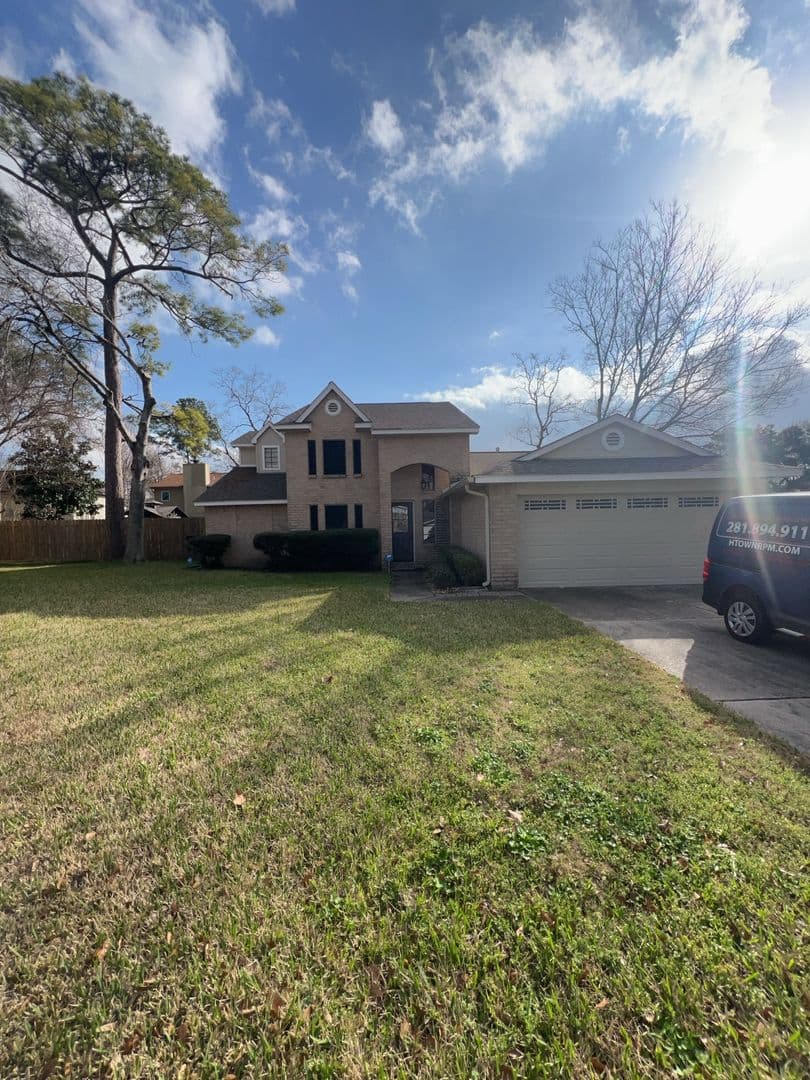Houston House: 7402 Wood Bluff Blvd