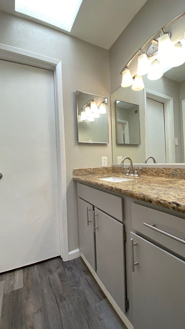 Houston House: 6633 W Airport Blvd #1308