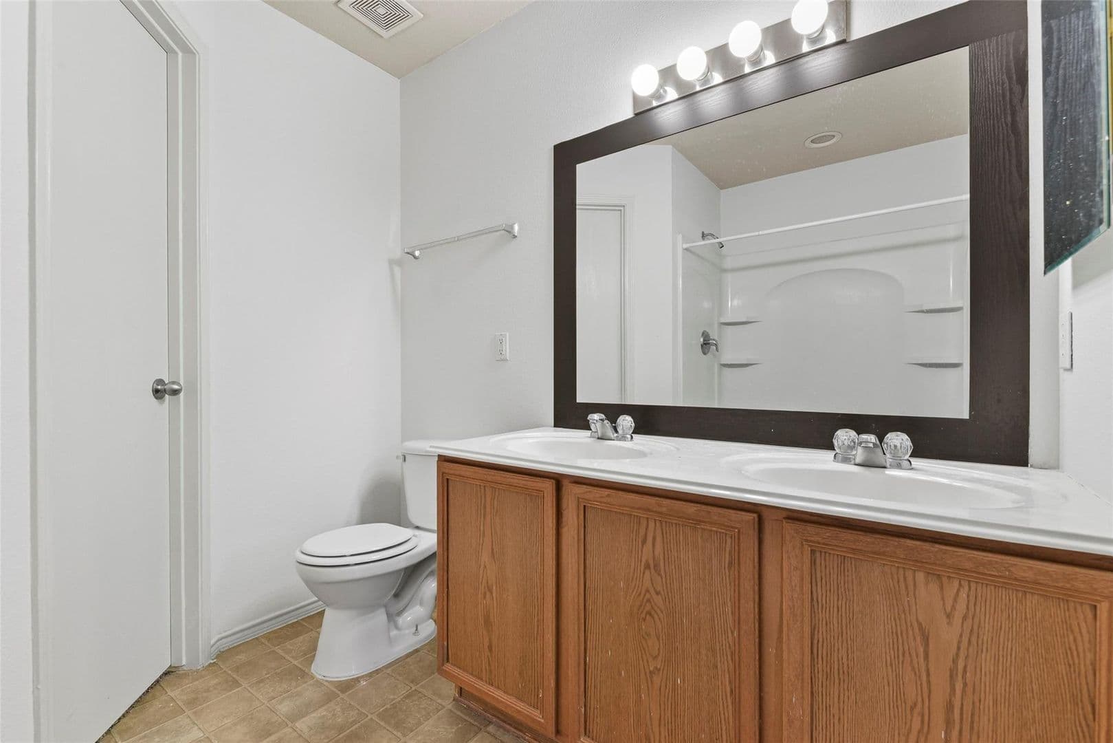 Houston House: 822 Grand Plains Dr