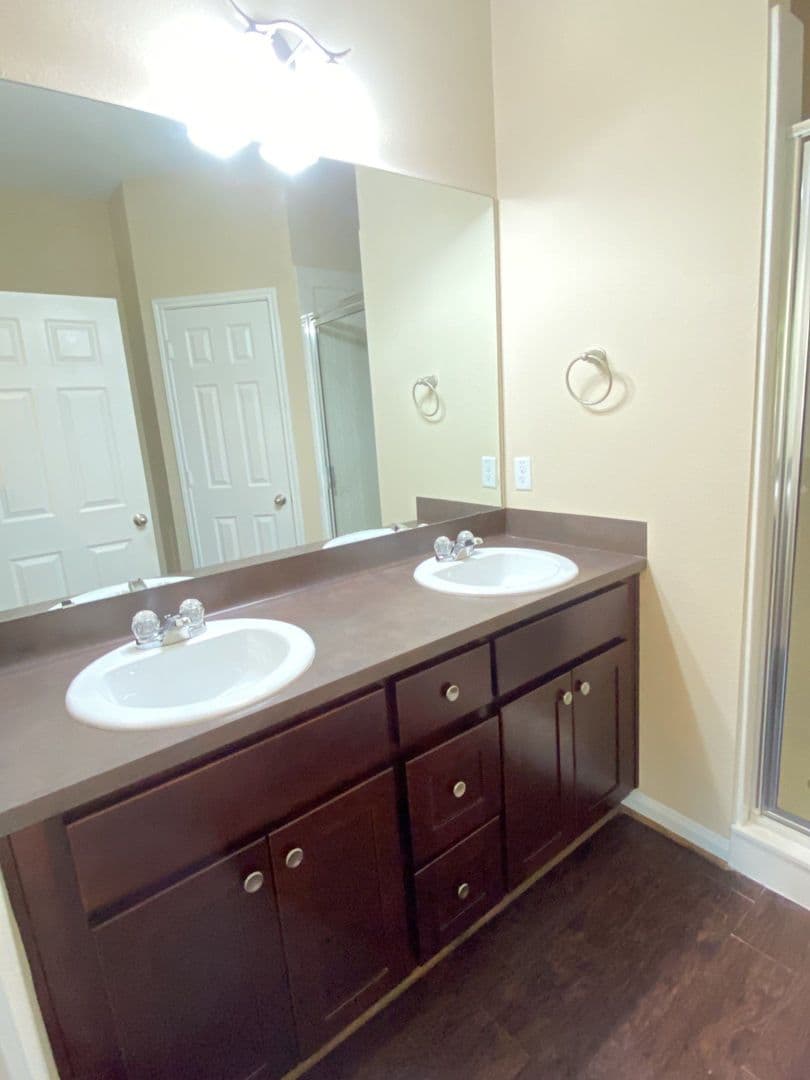 New Caney House: 618 Shady Lake Dr