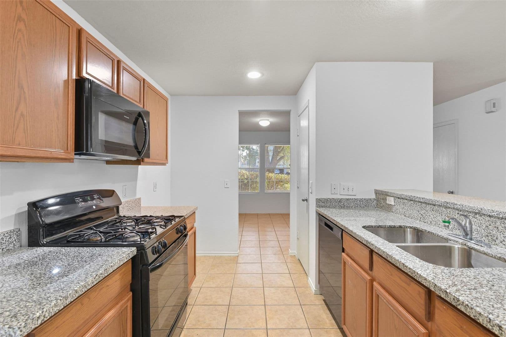 Houston House: 822 Grand Plains Dr