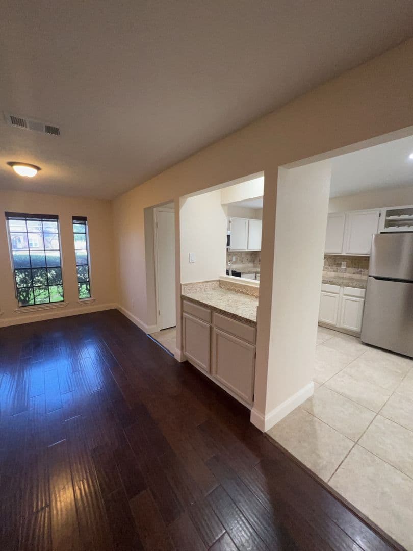 Houston House: 7402 Wood Bluff Blvd