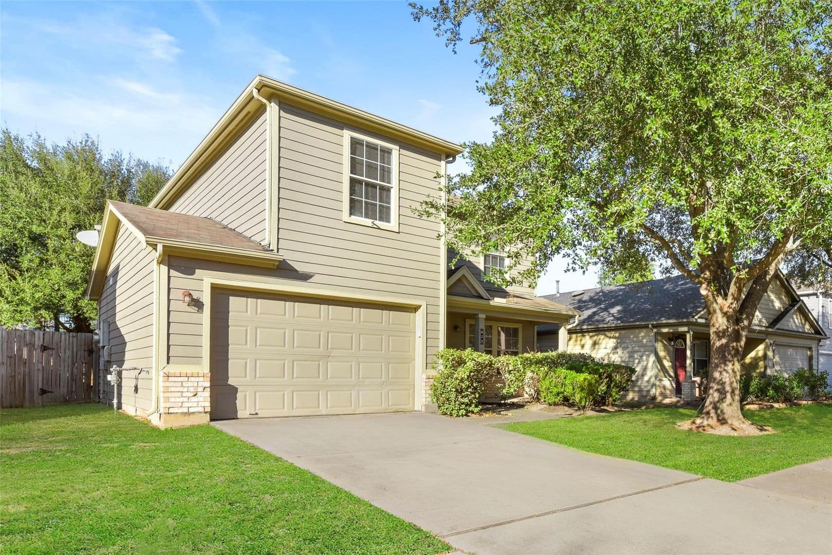 Houston House: 822 Grand Plains Dr