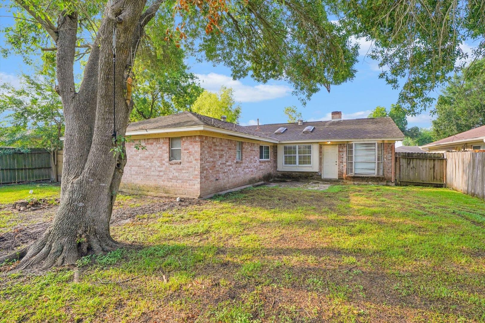 Houston House: 9414 Willow Meadow Dr