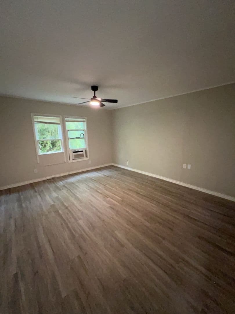 Angleton Apartment: 310 N Rock Island St