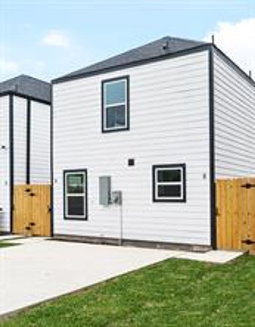 Houston Apartment: 7932 Way St