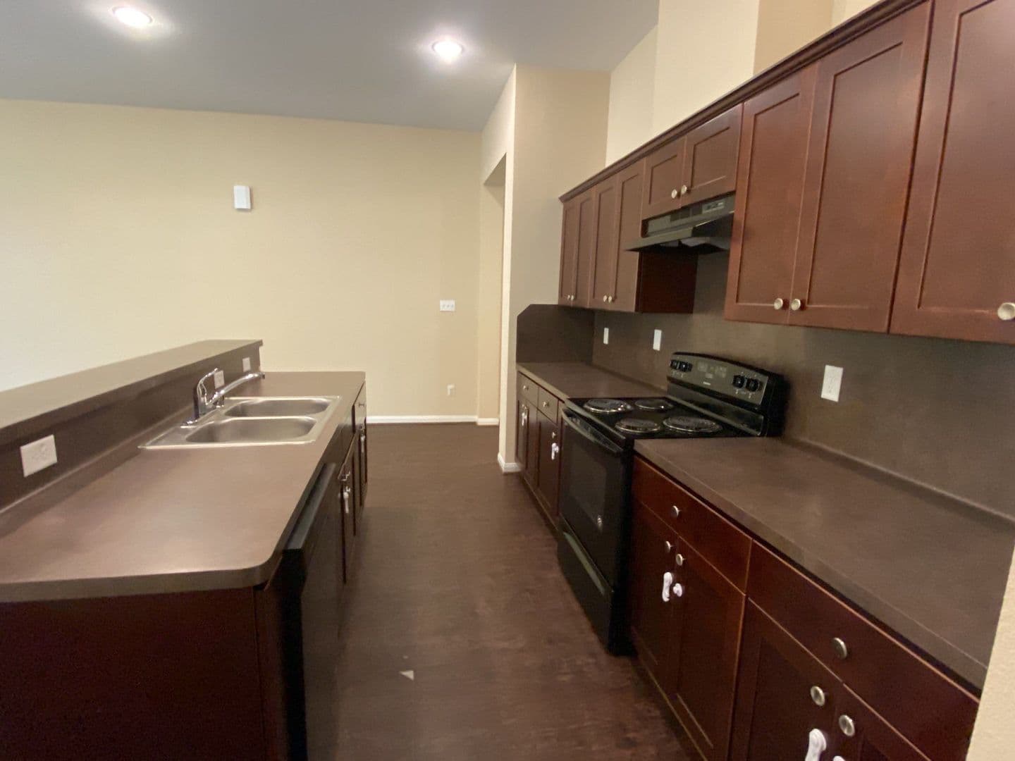 New Caney House: 618 Shady Lake Dr