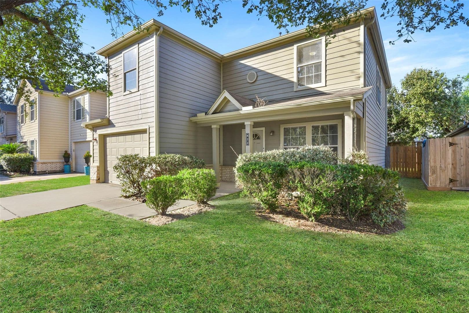 Houston House: 822 Grand Plains Dr