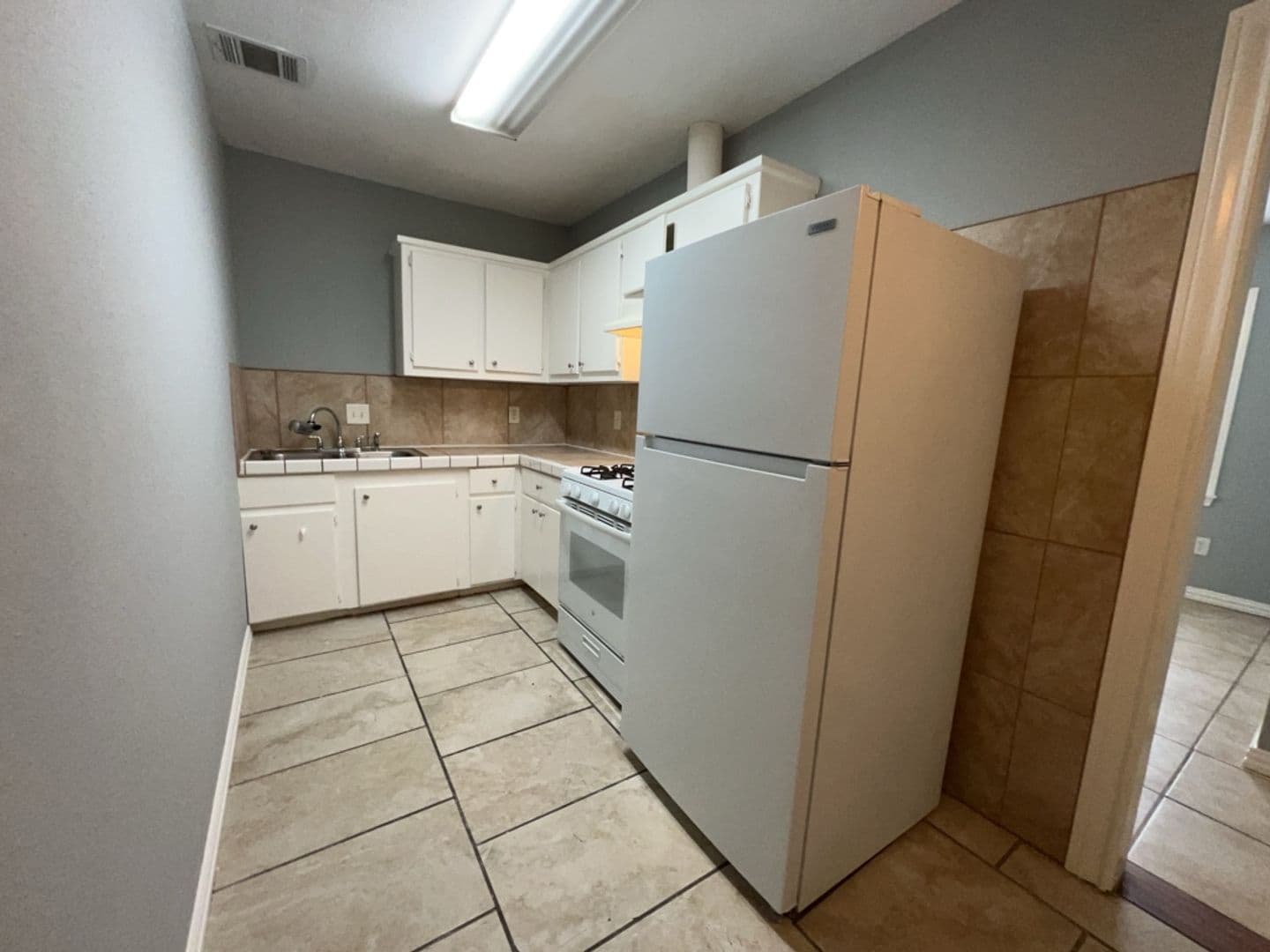 Pasadena Apartment: 405 Johnson St