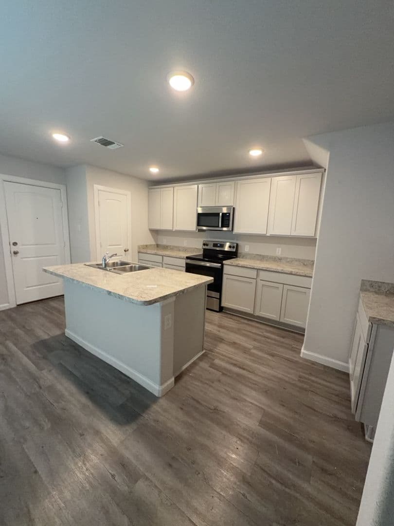 Willis Apartment: 501 Hines Ave