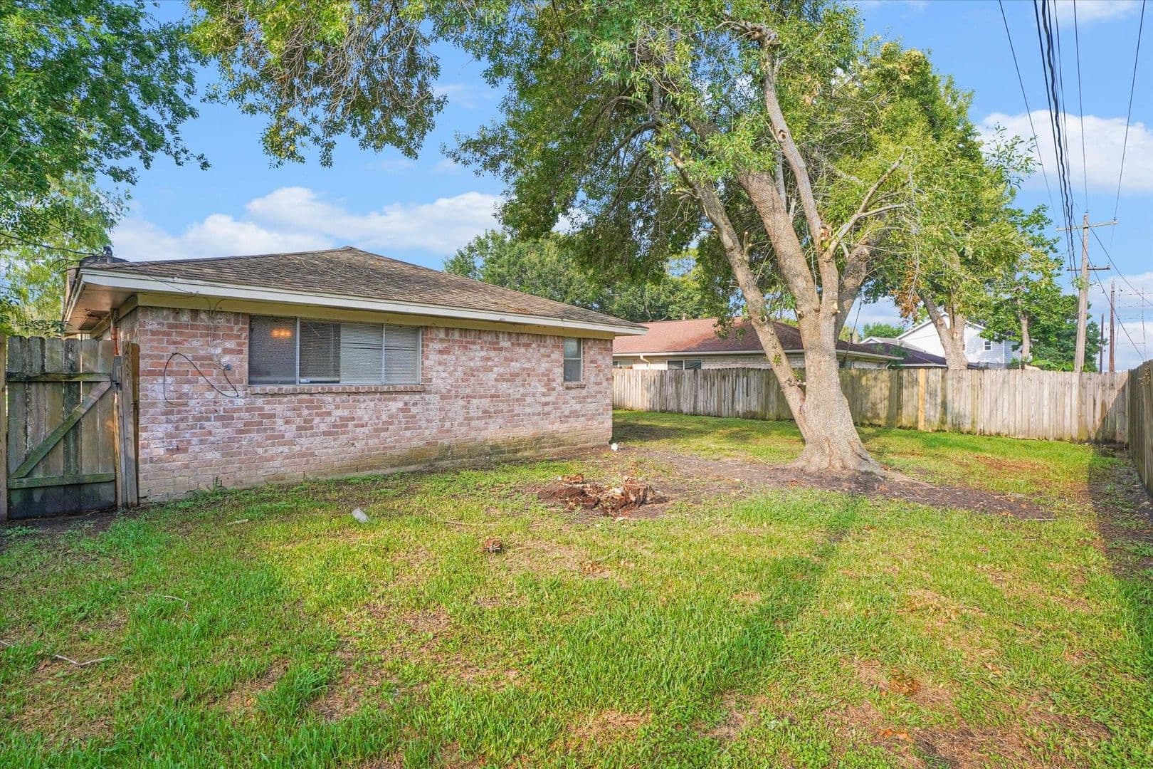 Houston House: 9414 Willow Meadow Dr