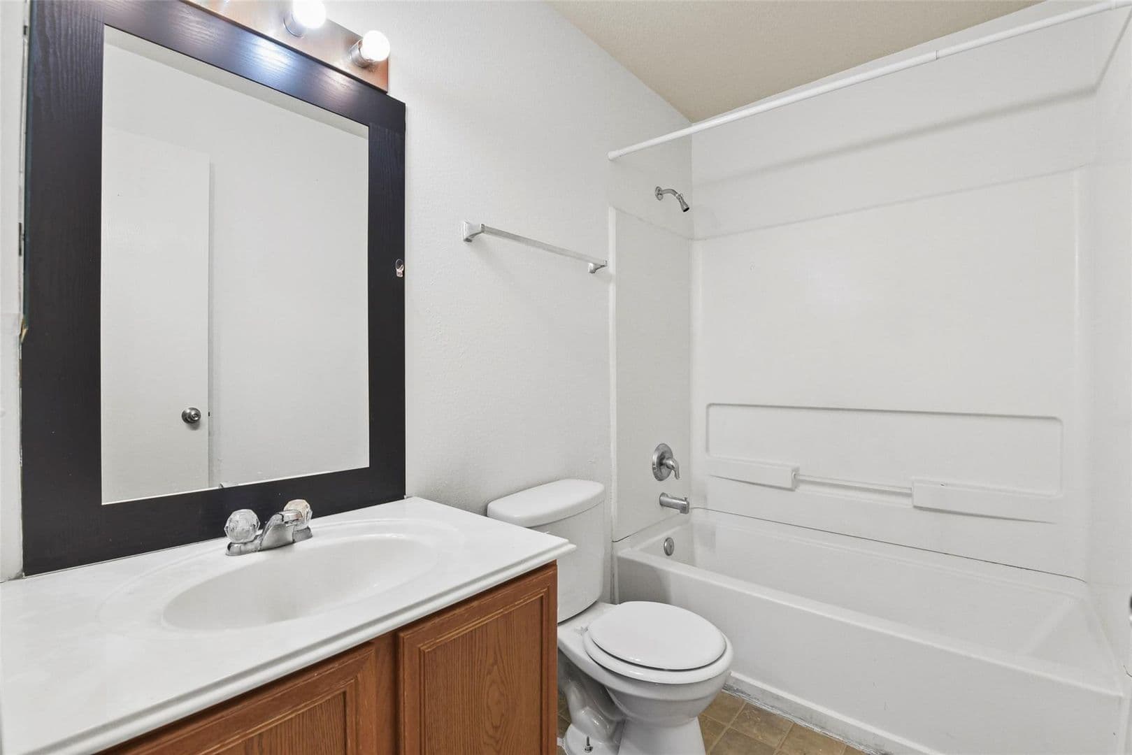Houston House: 822 Grand Plains Dr